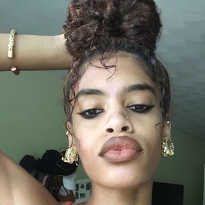 Meet your Posher, Alexis